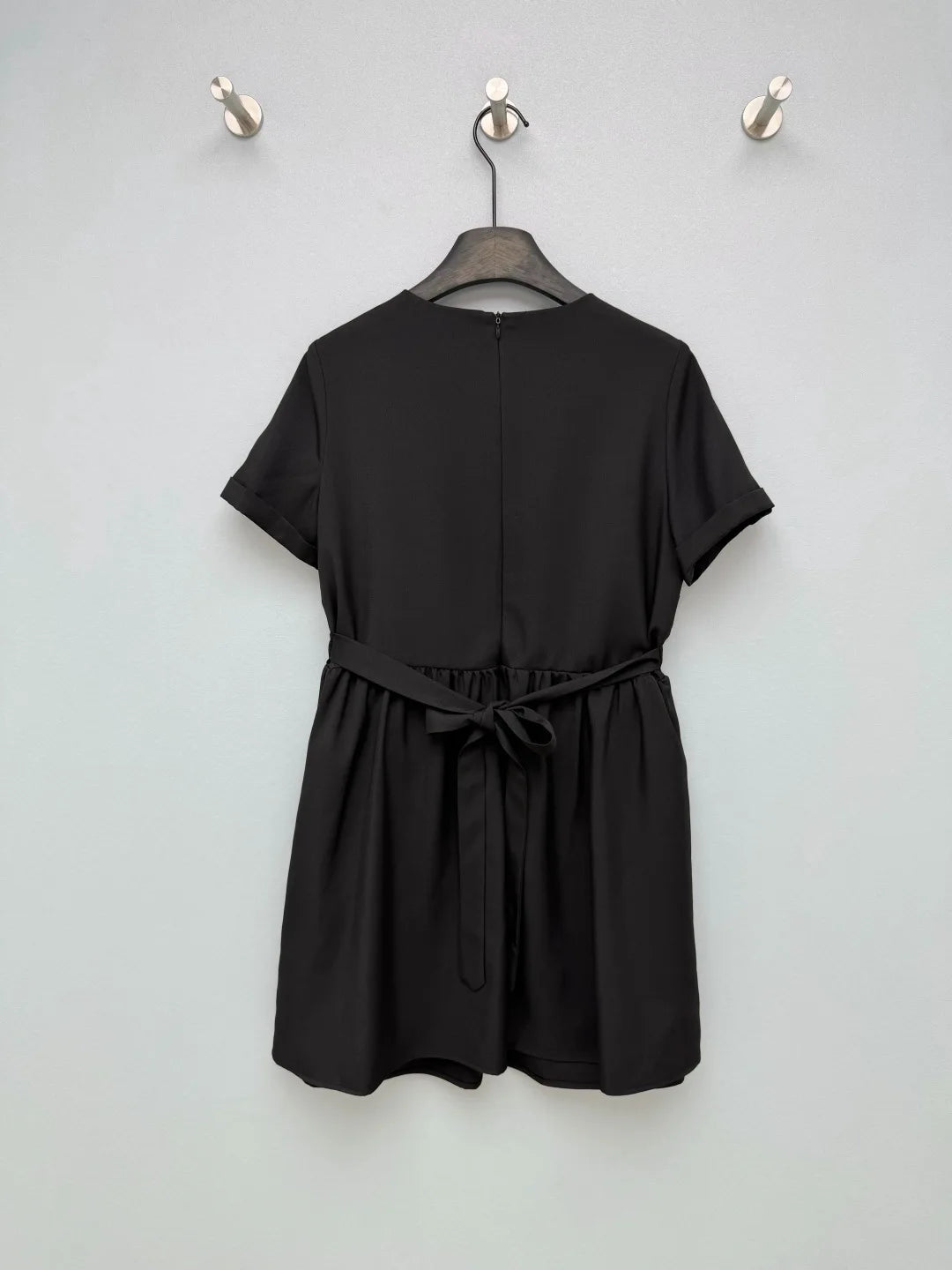 26 early spring/summer women's dress with round neck and pleated short design, high-end fashionable dress